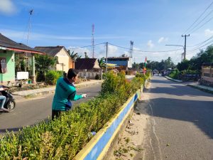 GOTONG ROYONG MEMBERSIHKAN JL. SIMPANG UBB PERANGKAT DESA PAGARAWAN